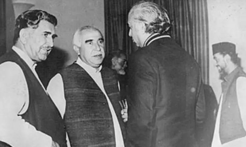   ذوالفقار علی بھٹو میر غوث بزنجو سے گفتگو کرتے ہوئے—تصویر: وکی میڈیا کامنز  