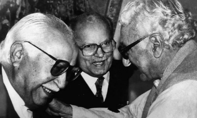   غوث بخش بزنجو اور عبدالولی خان آپس میں خوشگوار گفتگو کررہے ہیں جبکہ ان کے عقب میں قسور گردیزی موجود ہیں—تصویر فیس بک  