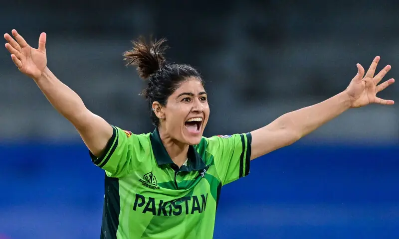 India lose half their side for 159 as Pakistan continue to strike