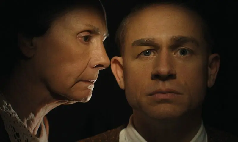 سیریز میں ایڈ گین کو اپنی ماں کے شدید زیرِ اثر دکھایا گیا ہے—تصویر: نیٹ فلیکس