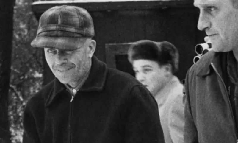 ایڈ گین کی گرفتاری کے وقت لی گئی ایک تصویر جس میں وہ مسکرا رہا ہے—تصویر: لائف میگزین