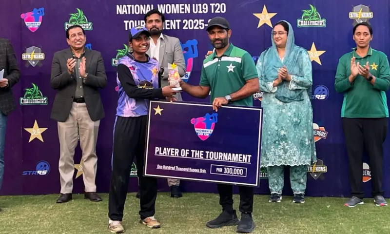 Aqsa Habib collects her Player of the Tournament trophy and cheque at the National Women’s U19 T20 Tournament at National Stadium, Karachi.