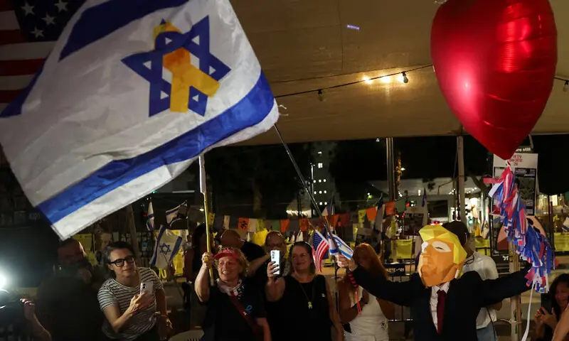 اسرائیلی یرغمالیوں کے اہلخانہ نے معاہدے کا اعلان ہونے کی خوشی میں تل ابیب کے یرغمالی چوک میں جشن منایا۔— فوٹو: رائٹرز