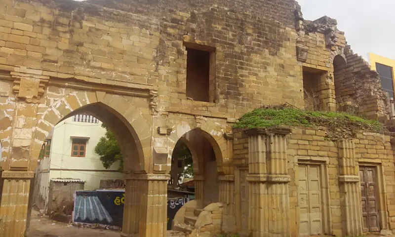    مانڈوی کا خستہ حال قلعہ—تصویر: وکی پیڈیا   