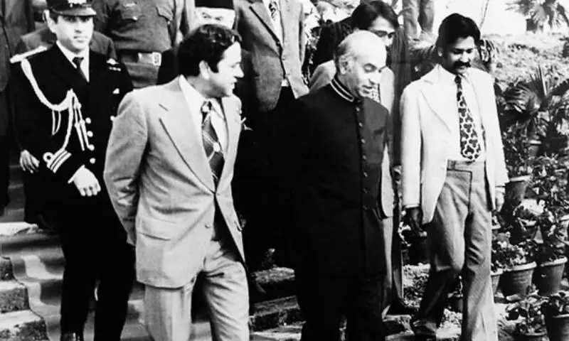   ذوالفقار علی بھٹو عبدالحفیظ پیزادہ کے ہمراہ—تصویر: فلیکر  