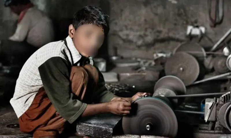 بچے رقم کے لیے تمام چھوٹے موٹے کام کرنے کو تیار ہوتے ہیں