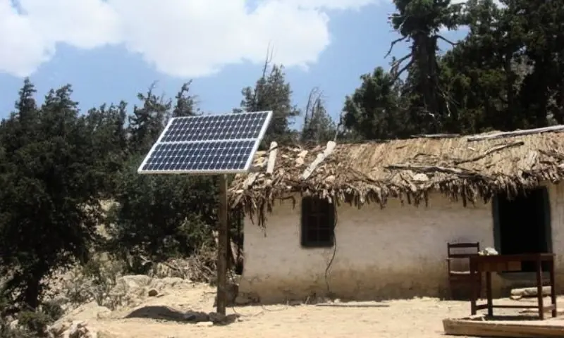 دیہاتوں میں مٹی کے بنے گھروں میں یہ شمسی نظام بجلی کی فراہمی میں کسی نعمت سے کم نہیں—تصویر: آئی یو سی این پاکستان
