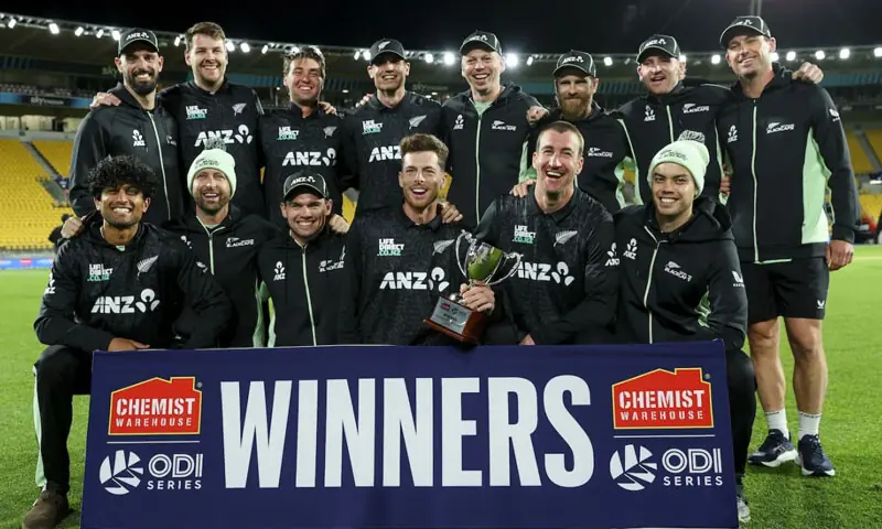 نیوزی لینڈ نے انگلینڈ کو تیسرے ون ڈے میں شکست دیکر کلین سوئپ کردیا