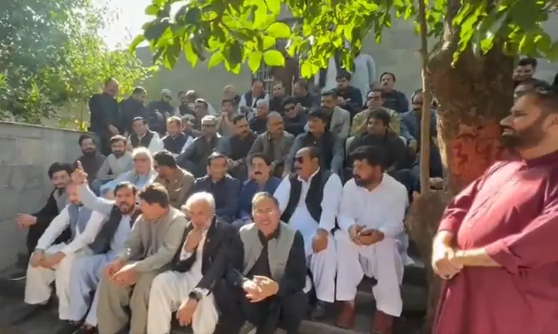 KP CM Afridi kann erneut nicht mit Imran und dem Obersten Richter des IHC ...