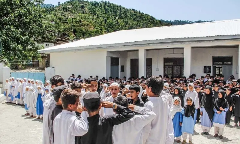 لڑکیوں اور لڑکوں کے ایک اسکول ہونے کی وجہ سے والدین اپنی بیٹیوں کو اسکول نہیں بھیجتے