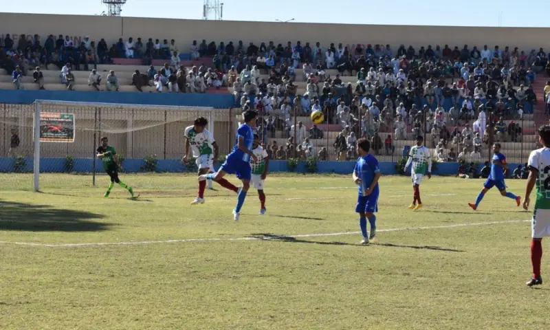 2016ء میں پاکستان پریمیئر فٹبال لیگ کے ایک میچ کے دوران ایک عمومی منظر—تصویر: فائل فوٹو/ڈان