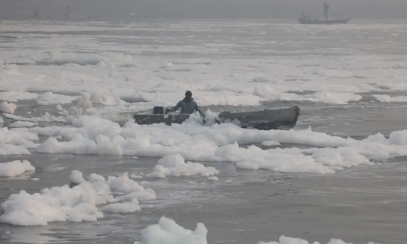 In pictures: Indians struggle through smog epidemic