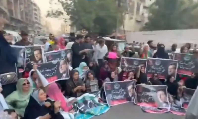 Police detain protesters heading to Karachi Press Club for TTAP’s protest against 27th Amendment Police detain protesters heading to Karachi Press Club for TTAP’s protest against 27th Amendment