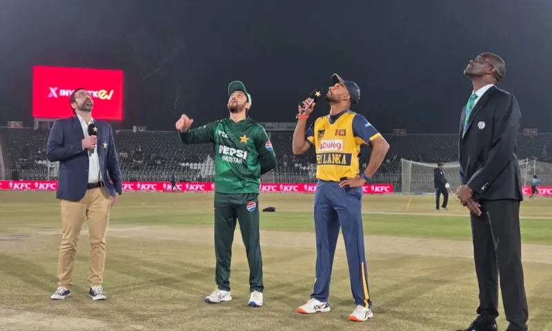 Pakistan asked to bowl after Sri Lanka win toss in tri-series clash