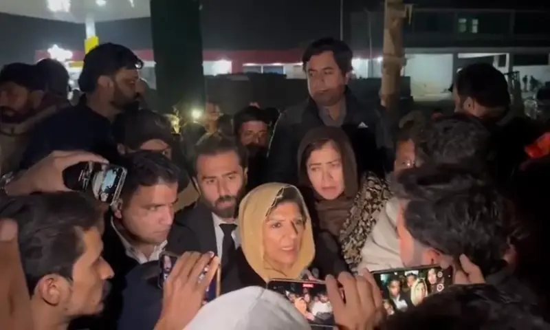 Imran’s sisters, PTI protesters wrap up hours-long protest outside Adiala jail