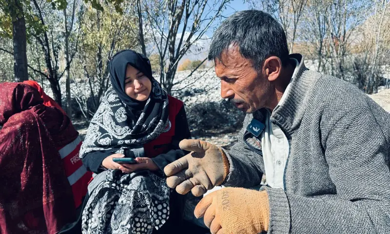 Hurchus villager with PRCS volunteer Aqueela Zehra during the Detailed Needs Assessment.