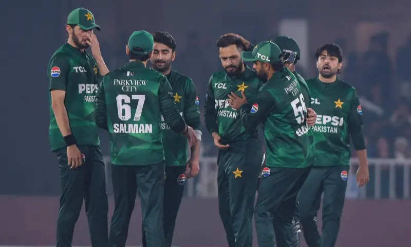 Pakistan rout Sri Lanka to clinch T20 tri-series final