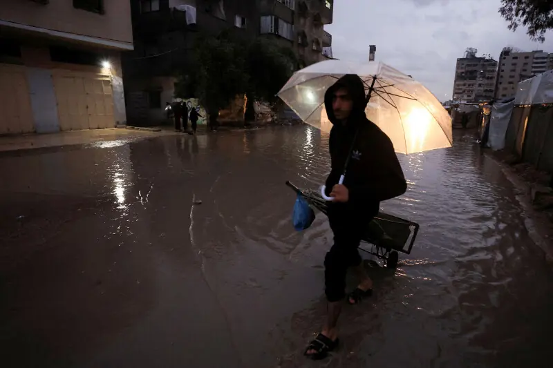 غزہ میں شدید بارش کے بعد سڑکوں پر پانی کھڑا ہوا ہے۔ تصویر رائٹرز۔