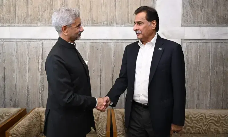 ڈھاکا میں بھارتی وزیر خارجہ کا اسپیکر ایاز صادق سے مصافحہ