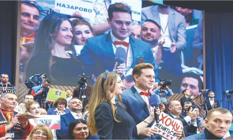 Journalist proposes to girlfriend during Putin’s TV marathon