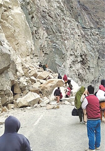 Rockfall on KKH cuts off access to Hunza, Nagar
