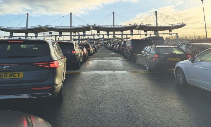 Passengers spend night in train after power glitch in Channel tunnel