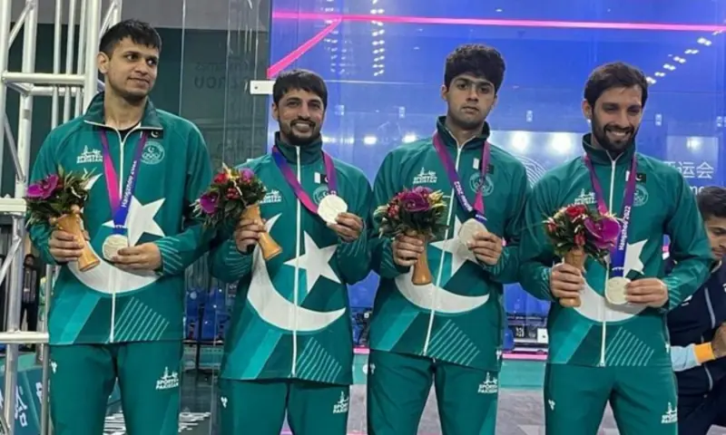 Pakistan’s men’s squash team poses with their silver medals at the 2022 Asian Games. — Photo via X/Noor Zaman