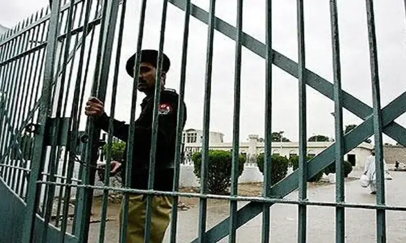 Journalist Aslam Shah remains in prison as prosecutor fails to appear before court