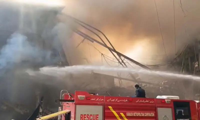Hours after eruption, blaze at Karachi’s Gul Plaza yet to be extinguished; Edhi says death toll has risen to 6