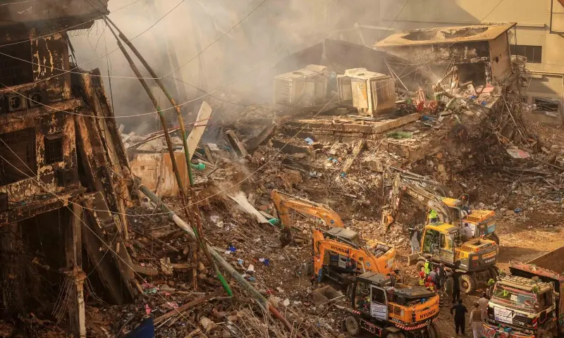 Rescue services continue search operation at Karachi’s Gul Plaza