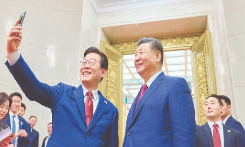 S. Korea’s president snaps Xi selfie with Chinese ‘backdoor’ phone