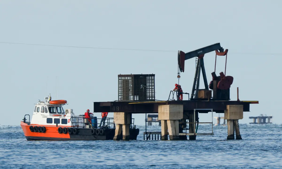 Oil extends climb on fears of escalating Middle East tensions