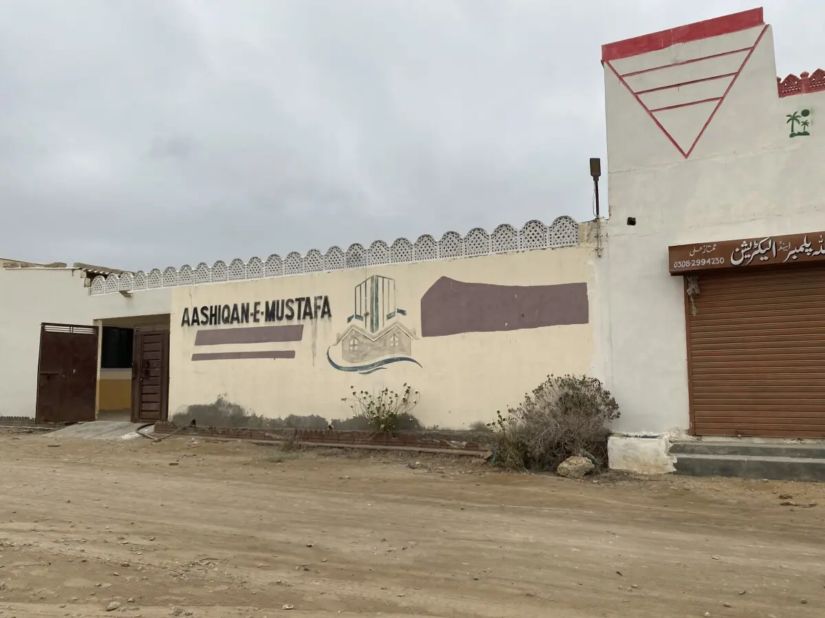 A view of the Aashqan-e-Mustafa society on Suparco Road.
