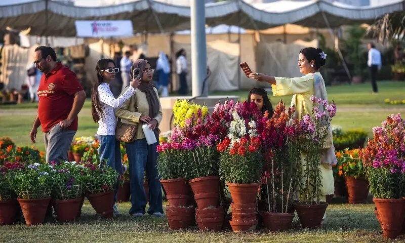 Visitors take pictures with the stars of the show, the colourful flowers. &mdash; Fahim Siddiqi / White Star