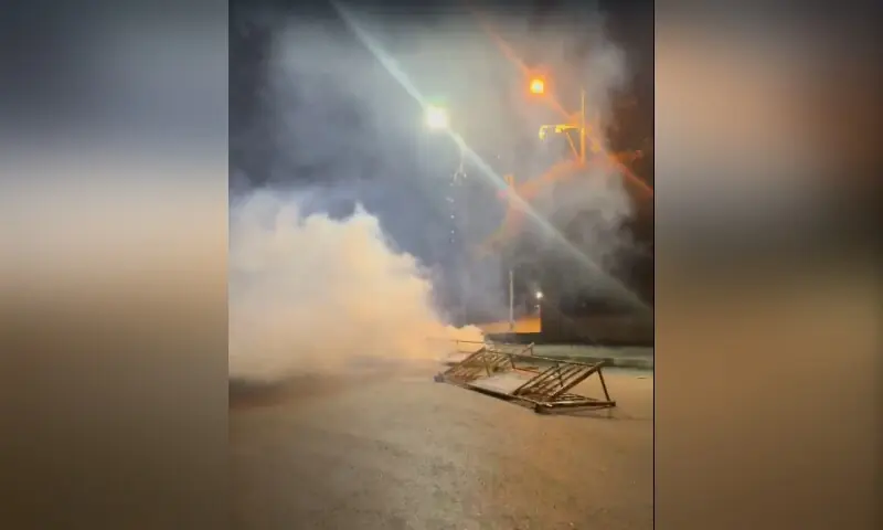 Karachi police clash with Jamaat-i-Islami workers outside Sindh Assembly Karachi police clash with Jamaat-i-Islami workers outside Sindh Assembly