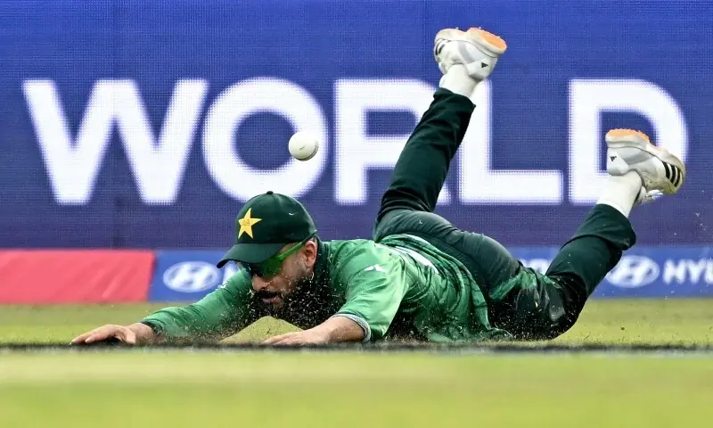  Mohammad Nawaz drops a catch of Namibia&rsquo;s Jan Frylinck during the 2026 ICC Men&rsquo;s T20 Cricket World Cup group stage match between Pakistan and Namibia at the Sinhalese Sports Club (SSC) Ground in Colombo on February 18, 2026. &mdash; AFP 