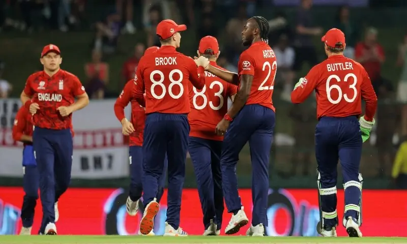  England&rsquo;s Jofra Archer celebrates with teammates after taking the wicket of Pakistan&rsquo;s Saim Ayub. &mdash; Reuters 
