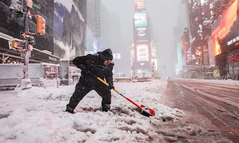 Blizzard pummels US northeast, disturbing flights and road network