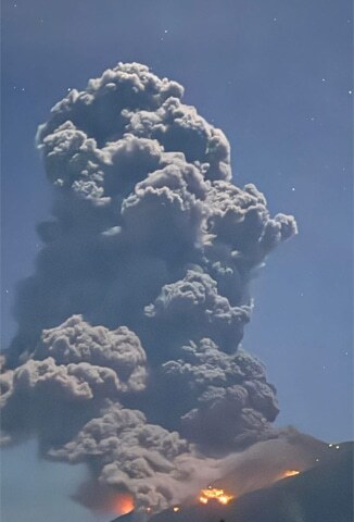 Volcano eruption sends ash 2.5kms into sky in Philippines