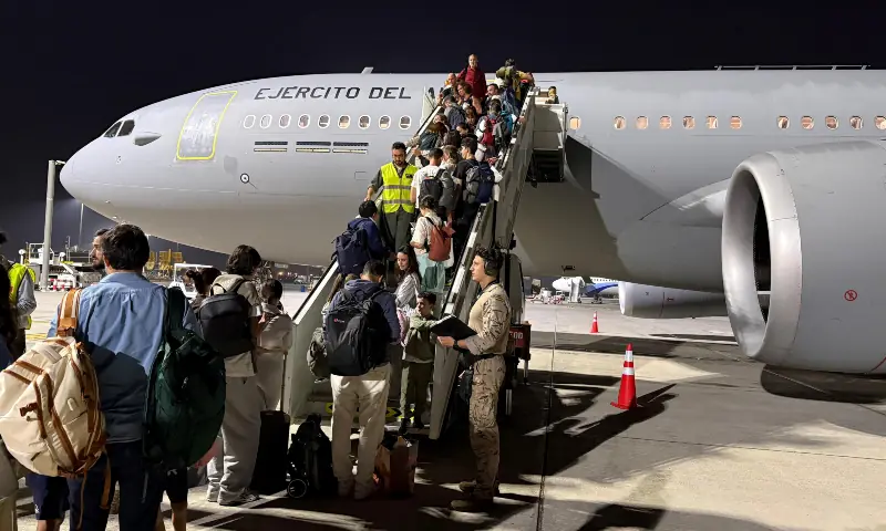  Spanish nationals, who are trapped in the Middle East amid the US and Israeli conflict with Iran, board a military repatriation flight at an unknown location in Oman, in this handout photo released on March 4, 2026. &mdash; Spanish Defence Ministry/Handout via Reuters 