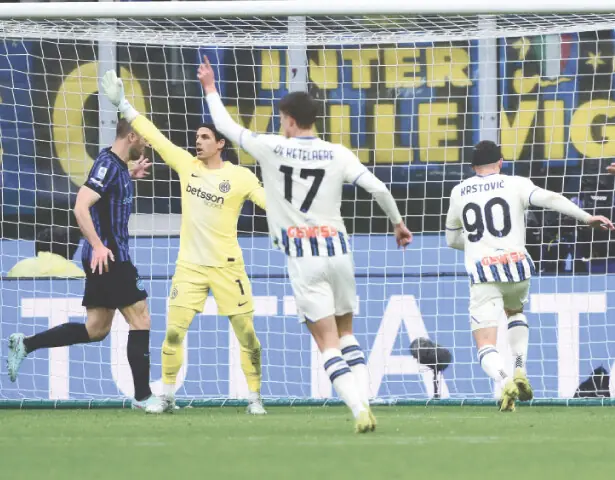 ATALANTA’S Nikola Krstovic (R) scores against Inter Milan during their Serie A match at San Siro on Saturday.—AFP