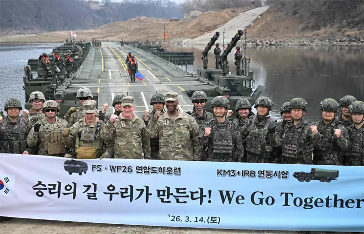  SOUTH Korean and US military officials pose for a photo as they watch a joint training exercise in Yeoncheon.&mdash;AFP 
