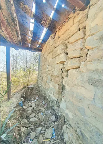  Cracked columns of the bridge reveal lack of maintenance by the railway authorities. 