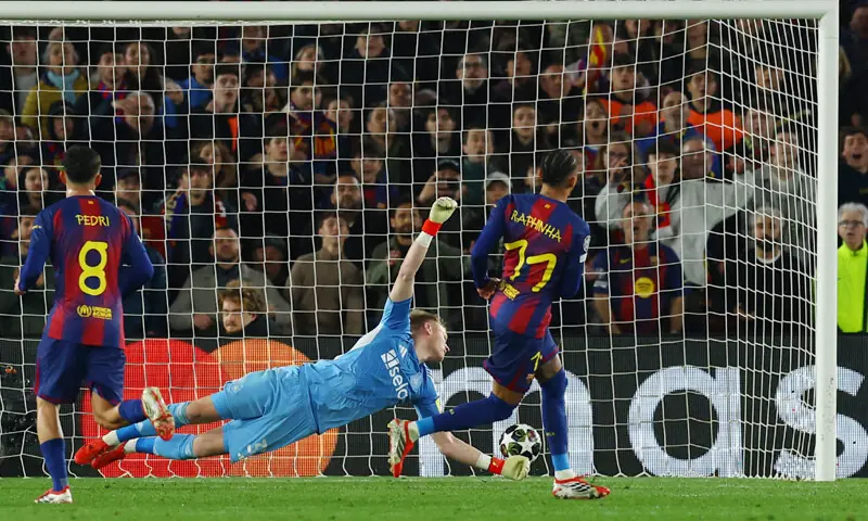  BARCELONA: Barcelona&rsquo;s Raphinha (R) scores against Newcastle United during their round-of-16 match at Camp Nou.&mdash;Reuters 