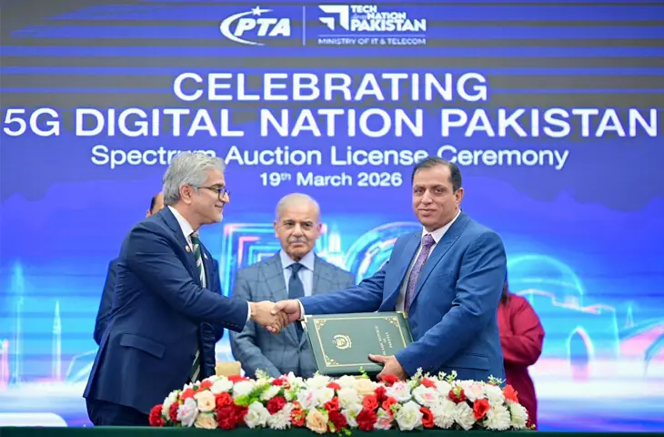   PM SHEHBAZ Sharif looks on as Jazz chief Aamir Ibrahim exchanges documents with PTA DG Licensing Aamir Shahzad.&mdash;White Star  