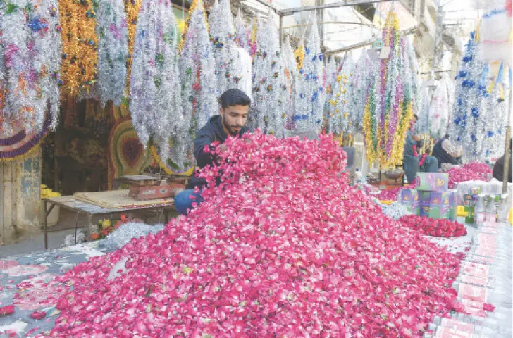  A vendor  prepares rose petals at a stall in Rawalpindi&rsquo;s Banni area as people buy them to lay on graves of their loved ones on Eid. &mdash; White Star 