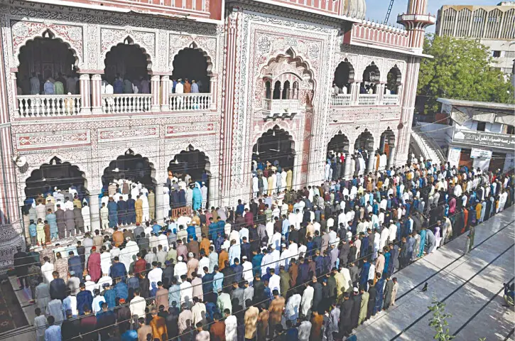  People offer Eidul Fitr prayers at Aram Bagh Masjid.&mdash;APP 