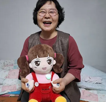  AHN So-hyun and her AI robot Chorong. &mdash;Courtesy The Korea Herald 
