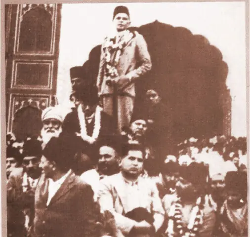  The Quaid addressing a gathering at the Badshahi Mosque, Lahore in 1936. 