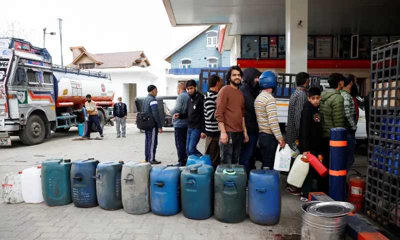 People queue to fill petrol in cans and vehicles, amid concerns over potential supply disruptions, in occupied Kashmir&rsquo;s Srinagar on March 26, 2026. &mdash; Reuters